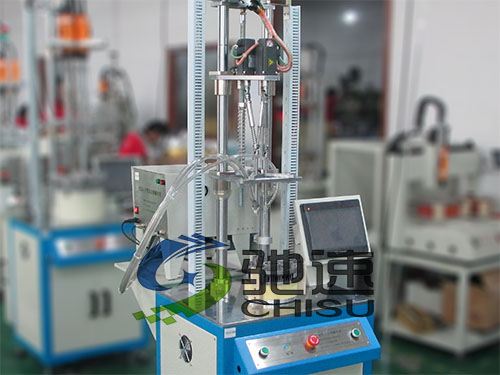 汽车发动机拧螺丝