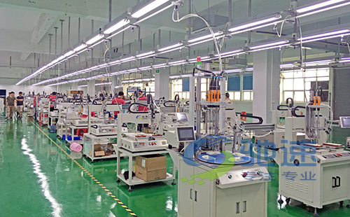 新的自动锁螺丝机车间