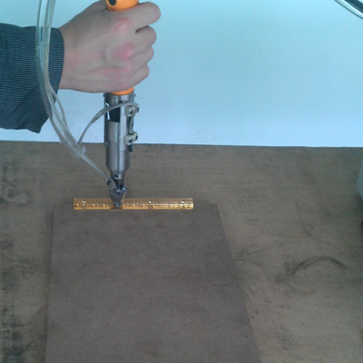 手持式锁螺丝机在木制品的应用